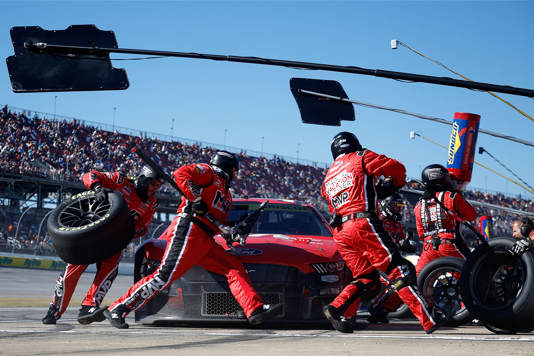 Chase Briscoe's team changing his tires during a race