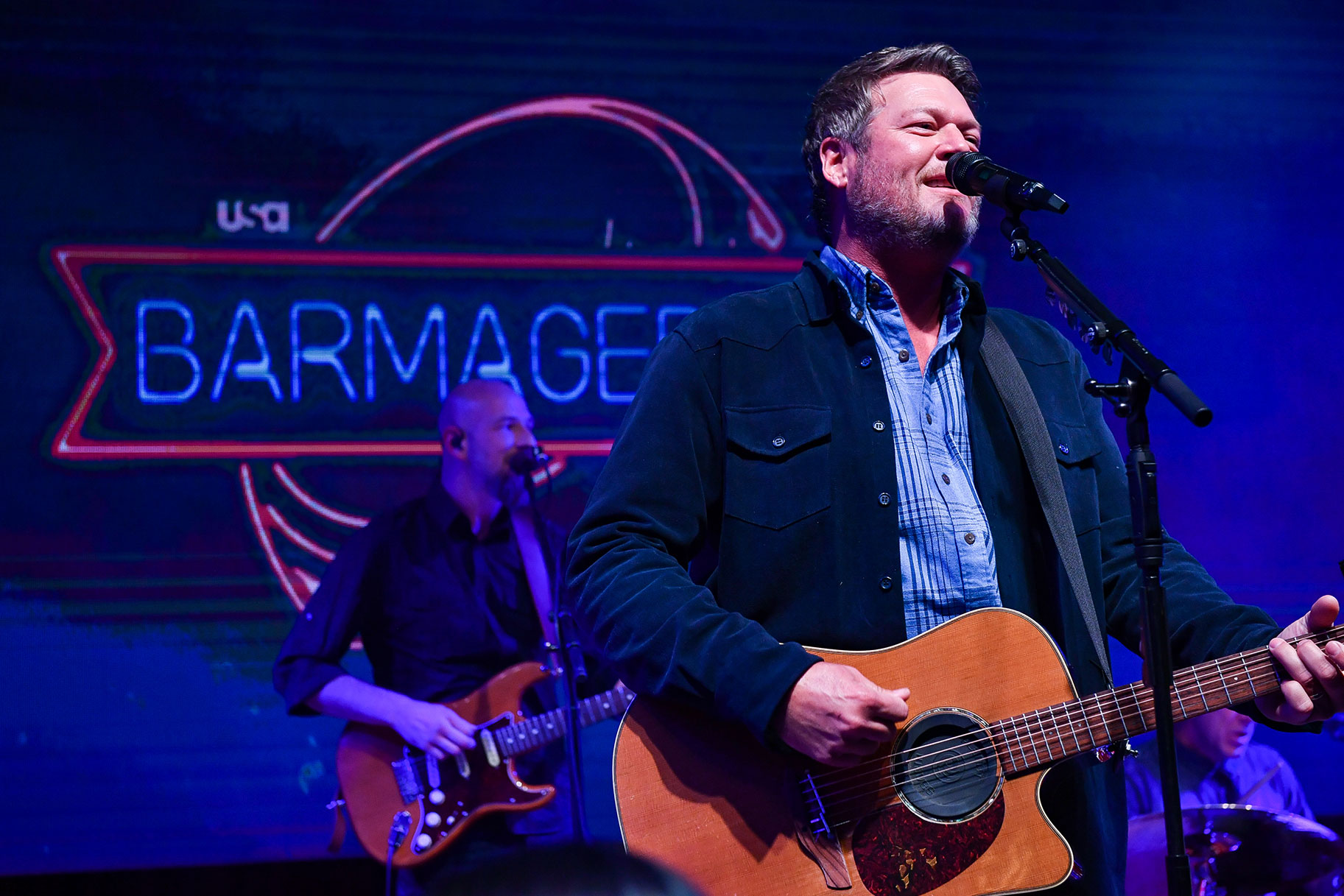 Blake Shelton performing on the Barmageddon stage