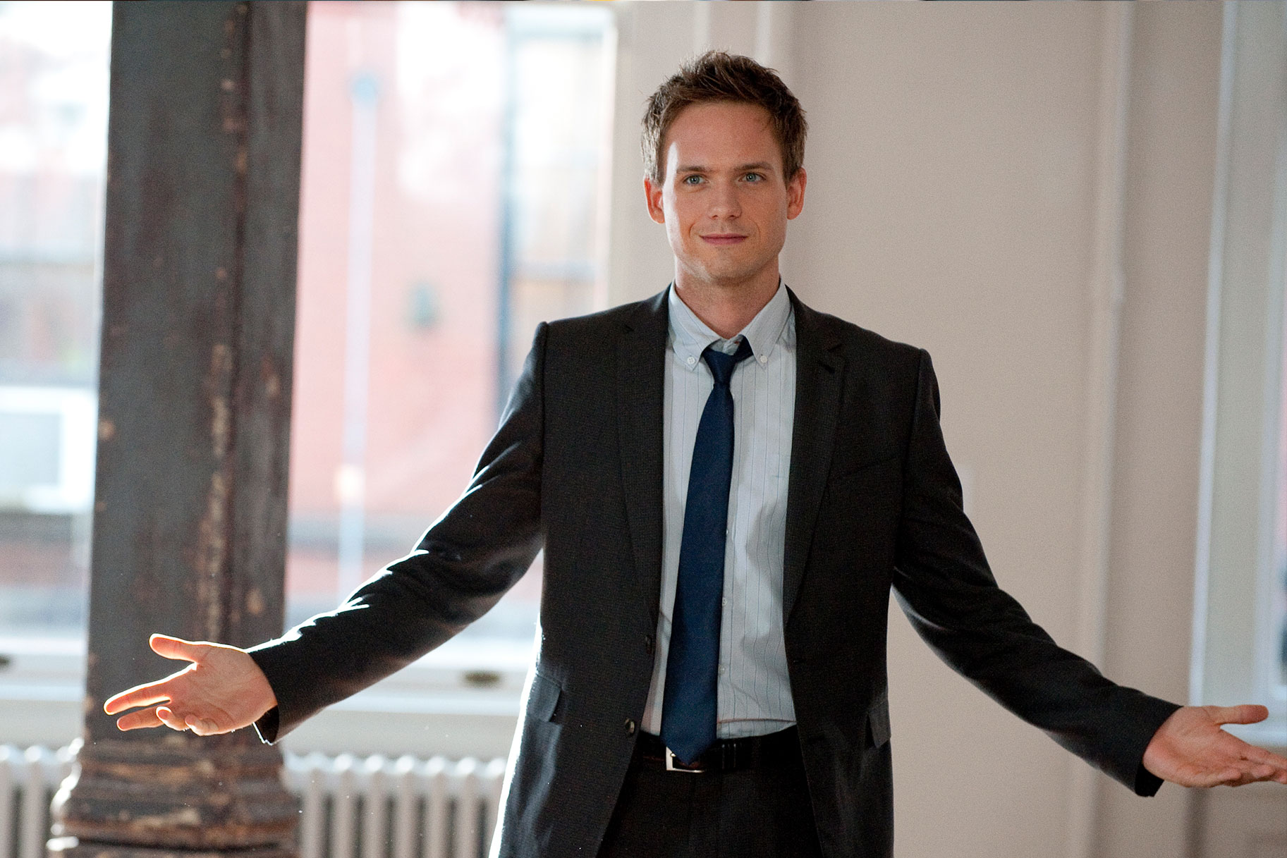 Mike Ross (Patrick J. Adams) appears in Season 1 Episode 1 of Suits