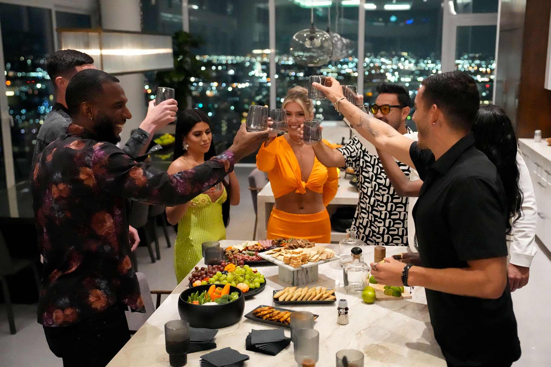 yan Babel, Lloyd Jones, Sophia, Jacklyn, Marco Fabián, and Sebastián Fassi share a toast in Love Undercover Season 1 Episode 1.