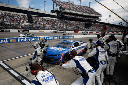 Hendricks Motorsport team changing tires