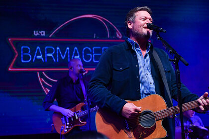 Blake Shelton performing on the Barmageddon stage