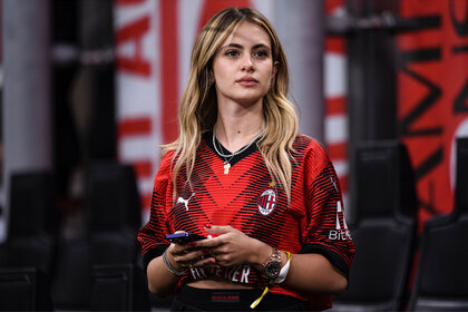 Giulia watches Sandro Tonali during a match