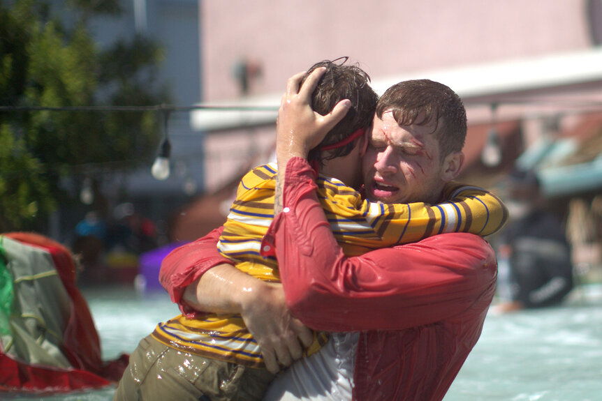 911's Oliver Stark saving a child from drowning