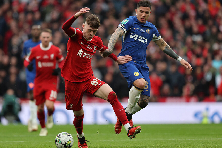 Conor Bradley (L) vies with Chelsea's Argentinian midfielder Enzo Fernandez